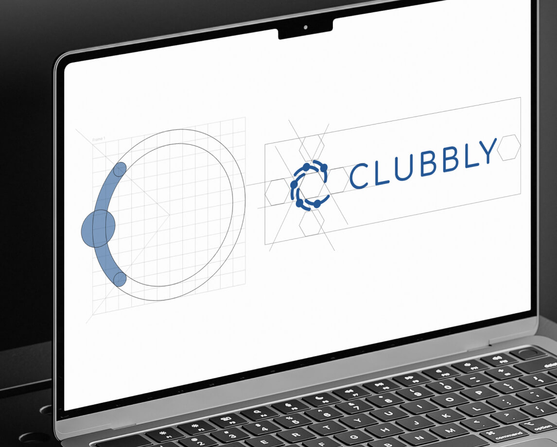 Построение логотипа CLUBBLY на экране ноутбука